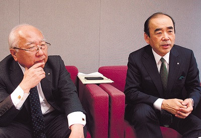 環境室長の山田(左)と社長の佐野(右)