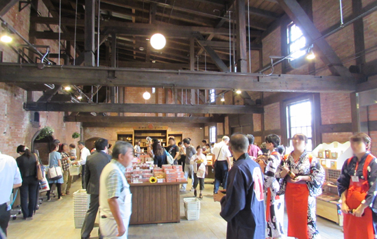 ショップ/瓶入りカブトビール(瓶)ほか、半田の魅力が詰ったこだわりのおみやげ品が並んでいます