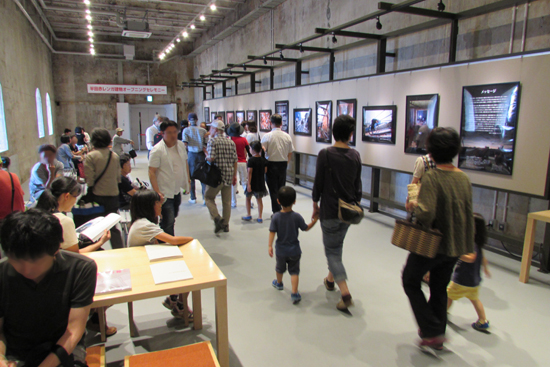 企画展示室/休憩を兼ねて、半田赤レンガ建物復活までの足跡をご覧ください