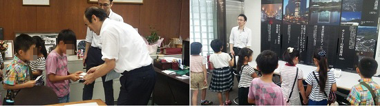 左:社長室を訪問して社長の佐野と名刺交換をする子どもたち