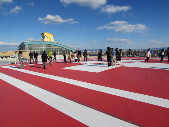 屋上ヘリポート/小高い丘に立つ同センターから市内360度見渡せる景色に見学者も大喜び
