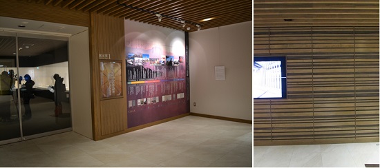 ロビーのプロローグ展示(写真提供:日刊建設通信新聞社)、壁面は県産木材のストライプ模様