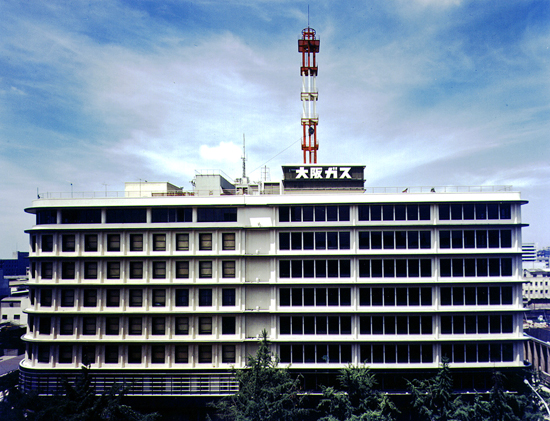 大阪ガスビル新館増築<1966年> 左が安井武雄設計の旧館